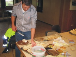 Bernd macht Käsebrötchen